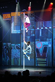 Tarik Usman: Pole, Cyr & Akrobatik (©Foto: Martin Schmitz)